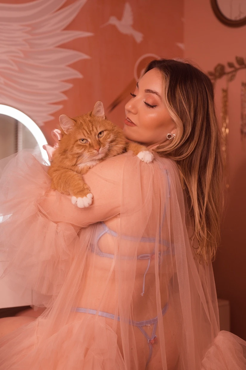 boudoir photos with a woman and her fluffy cat